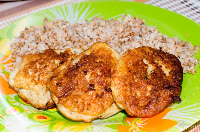 Куриные котлеты с гречкой