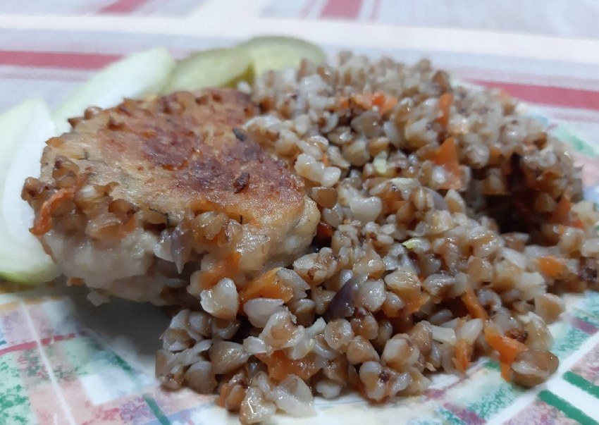 Рыбные котлеты с гречкой
