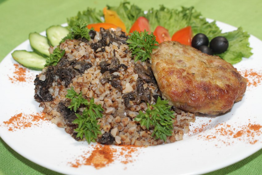 Шницель с гречкой