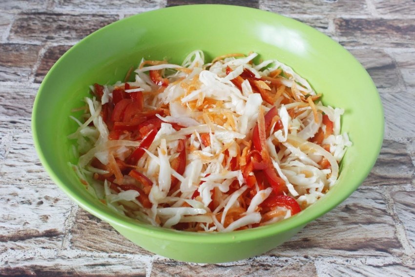 Салат из капусты с болгарским перцем морковью и луком