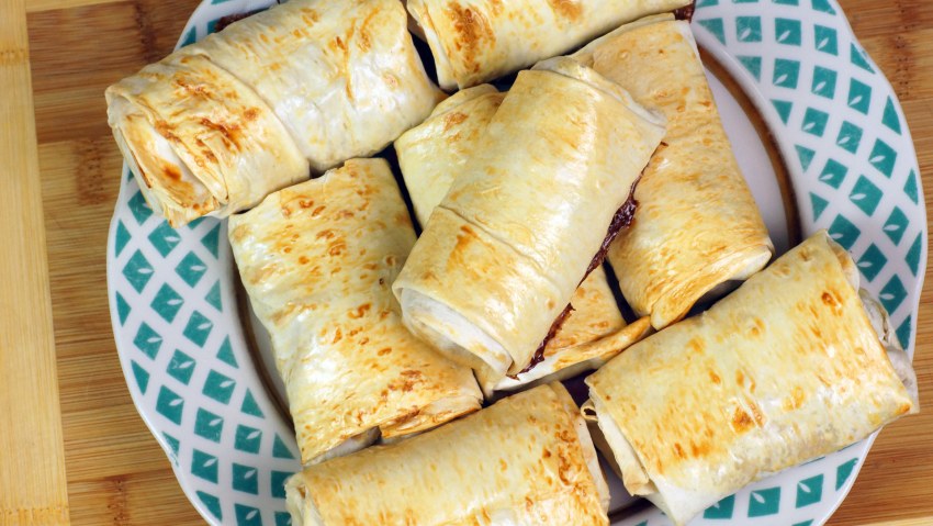 Рулет с мясом из слоеного теста