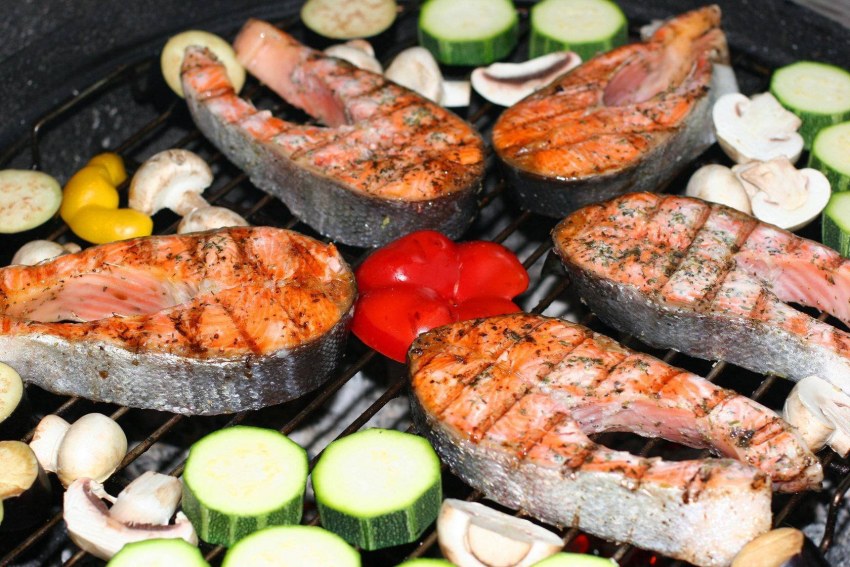 Стейк лосося с овощами
