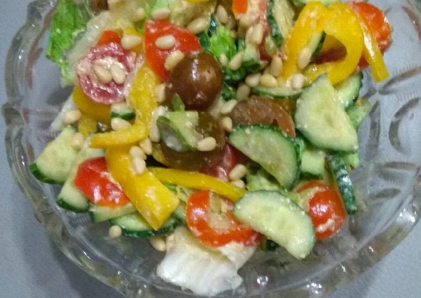Салат из овощей с кедровыми орешками