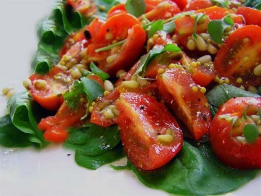 Салат мексиканский с курицей и кедровыми орешками
