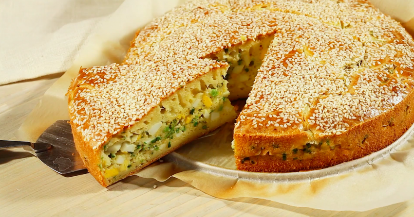 Заливной пирог с яйцом и зеленым луком
