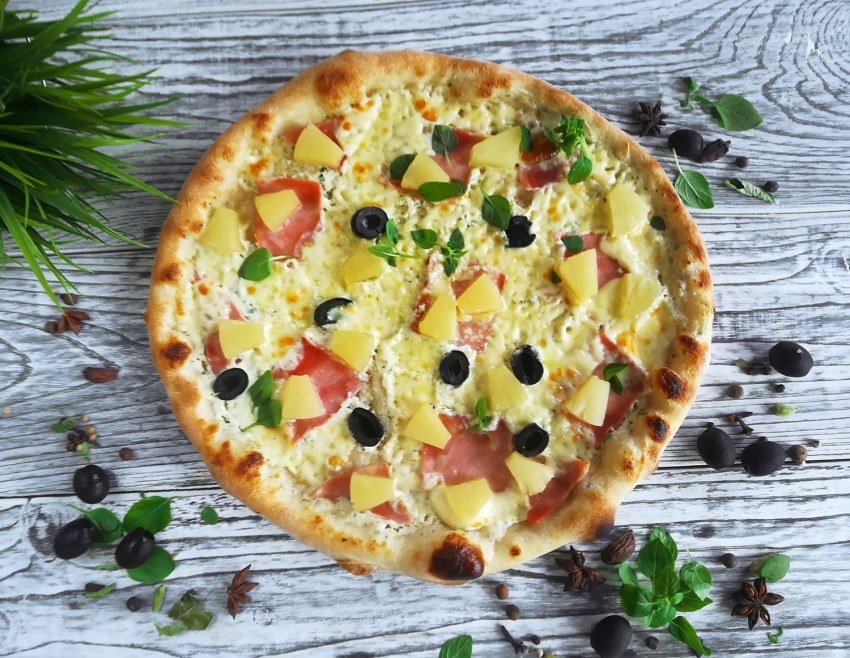 Пицца с ананасами и курицей