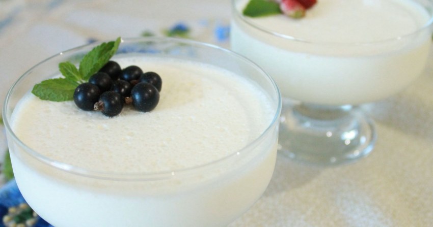 Десерт из ряженки и желатина с фруктами