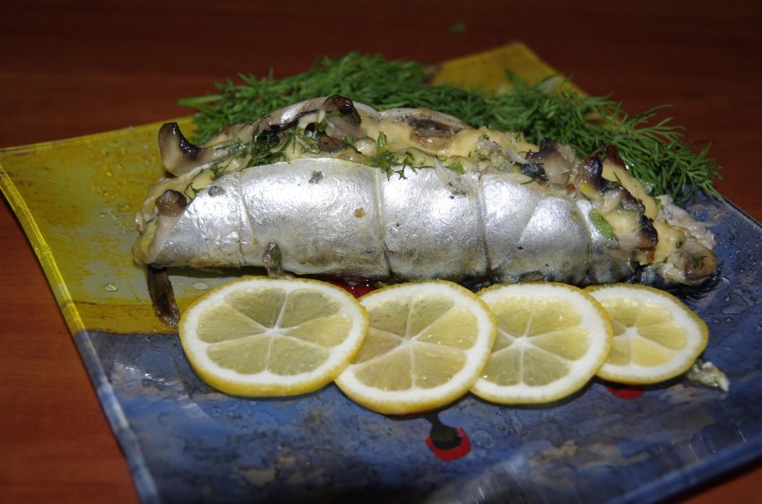 Скумбрия фаршированная запеченная