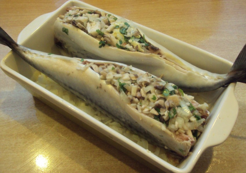 Запечённая скумбрия, фаршированная овощами
