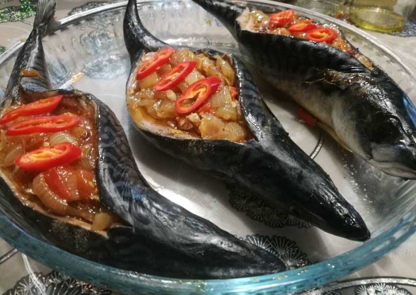 Скумбрия фаршированная яйцом и сыром