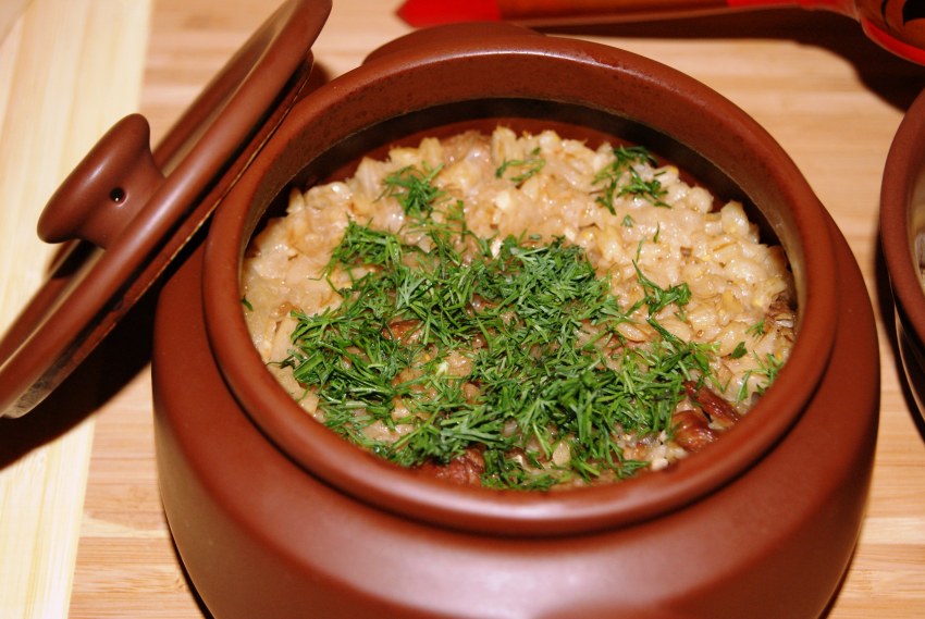Мясо в горшочке с фасолью
