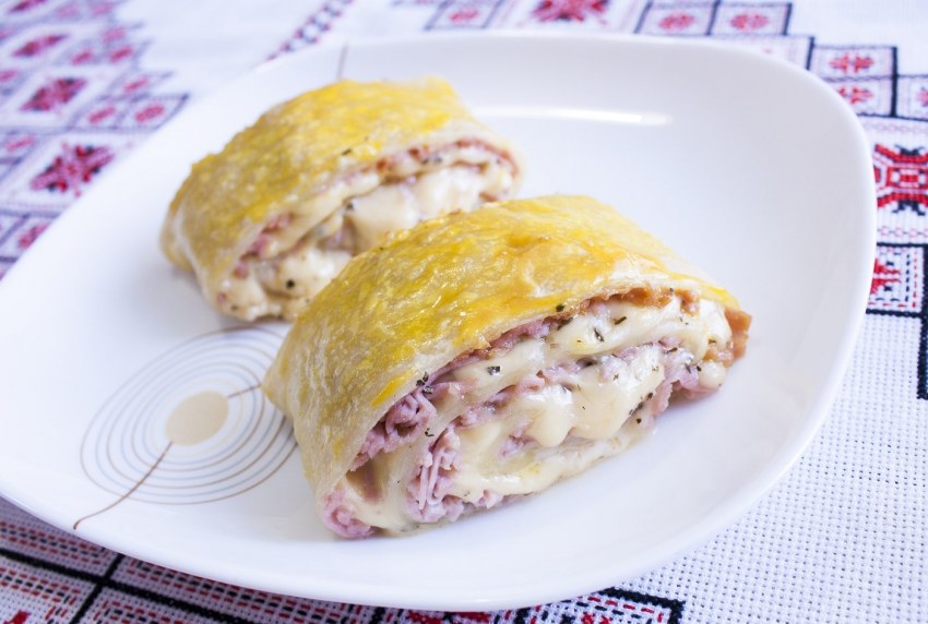 Рулетики с колбасой и сыром