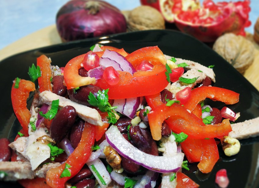 Салат с говядиной и болгарским перцем и фасолью