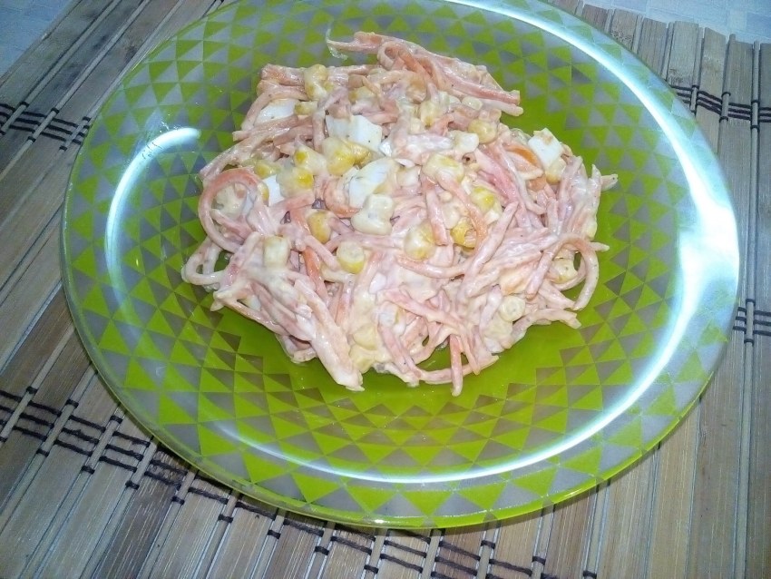 Салат с фасолью и сухариками