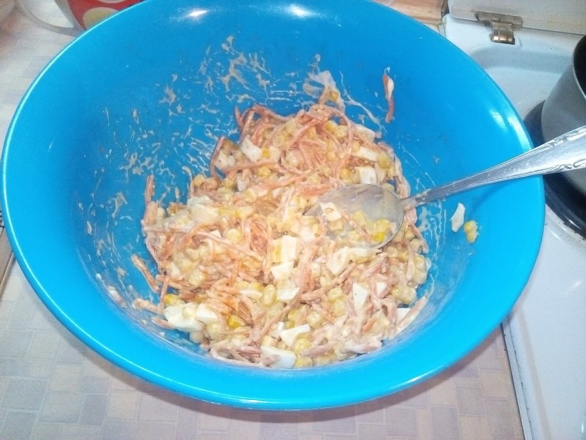 Салат с морковкой и сухариками