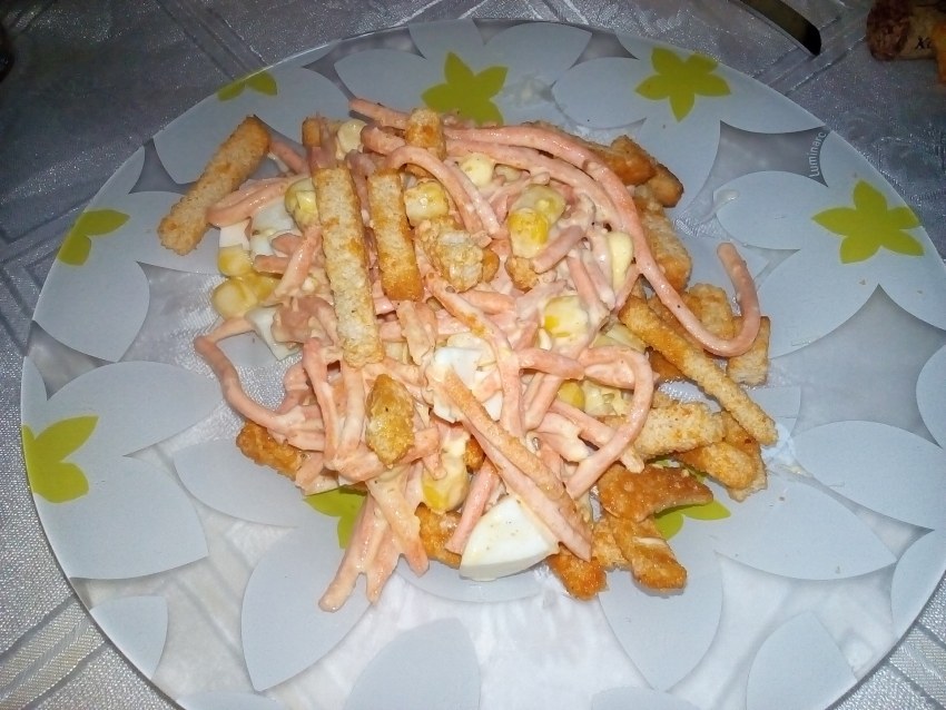 Салат с корейской морковкой и копченой колбасой и сухариками