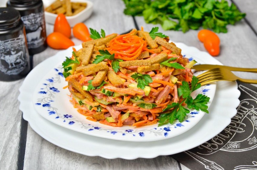Салат с морковкой и сухариками