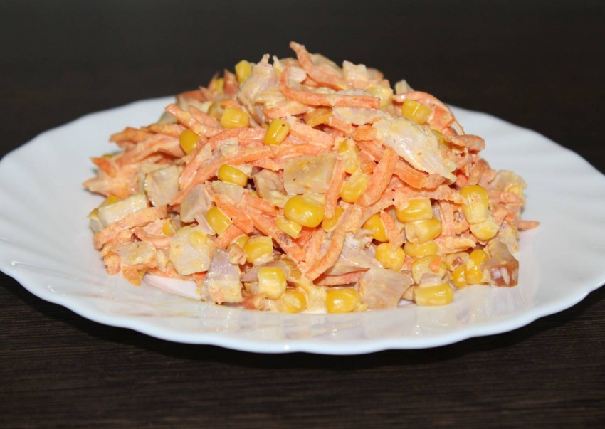 Салат из корейской моркови и копченой курицы и кукурузы
