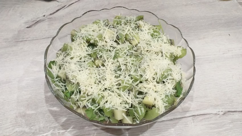 Салат с киви и копченой курицей