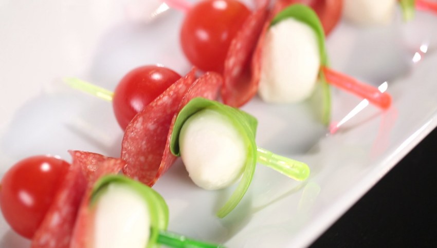 Шпажки с моцареллой и черри и маслинами
