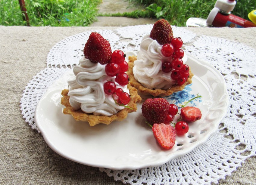 Корзиночка с белковым кремом и фруктами