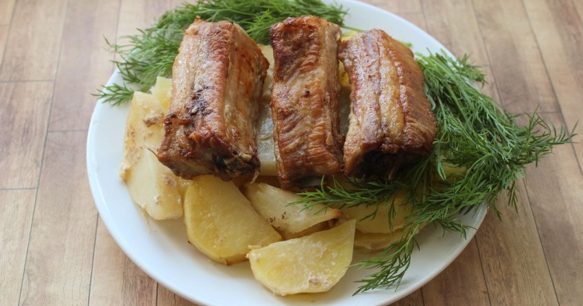 Свиные ребрышки с картофелем