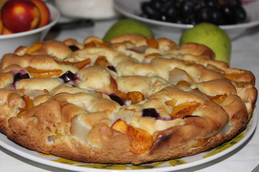 Марципановый пирог с маком и сливами