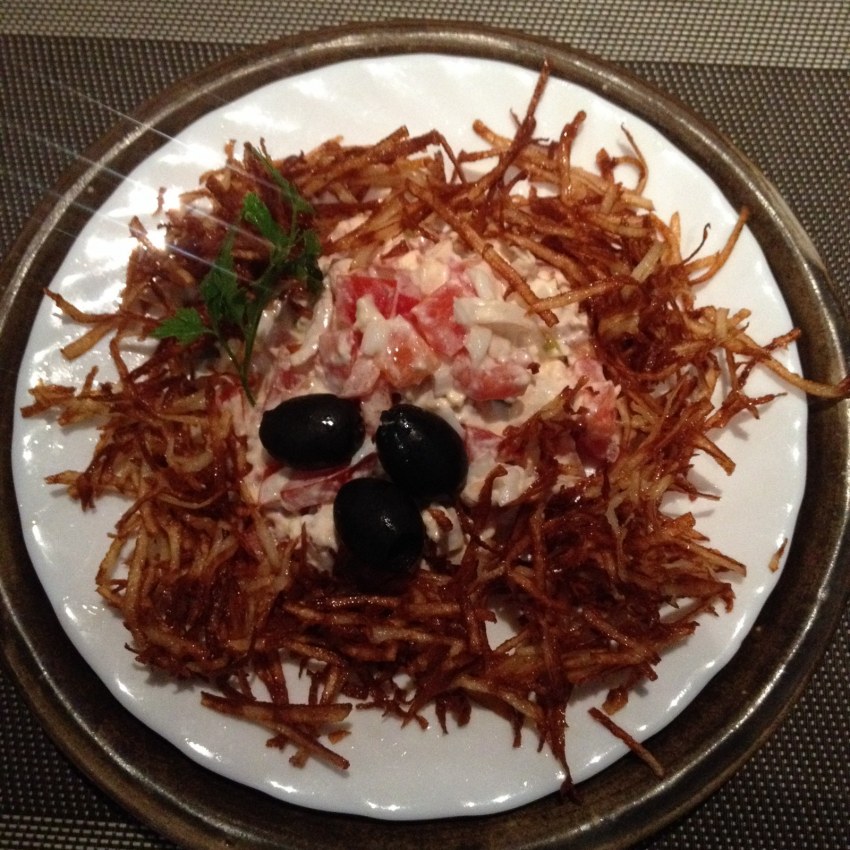 Салат гнездо глухаря с грибами и курицей