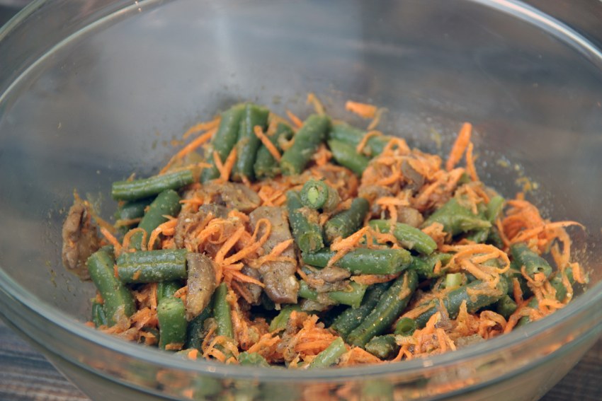 Стручковая фасоль с корейской морковкой