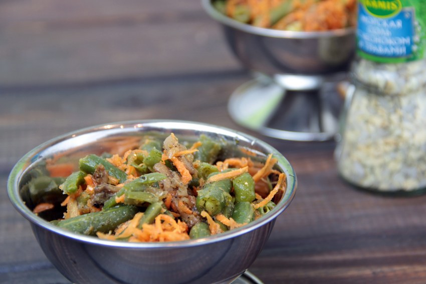 Стручковая фасоль с морковью и луком