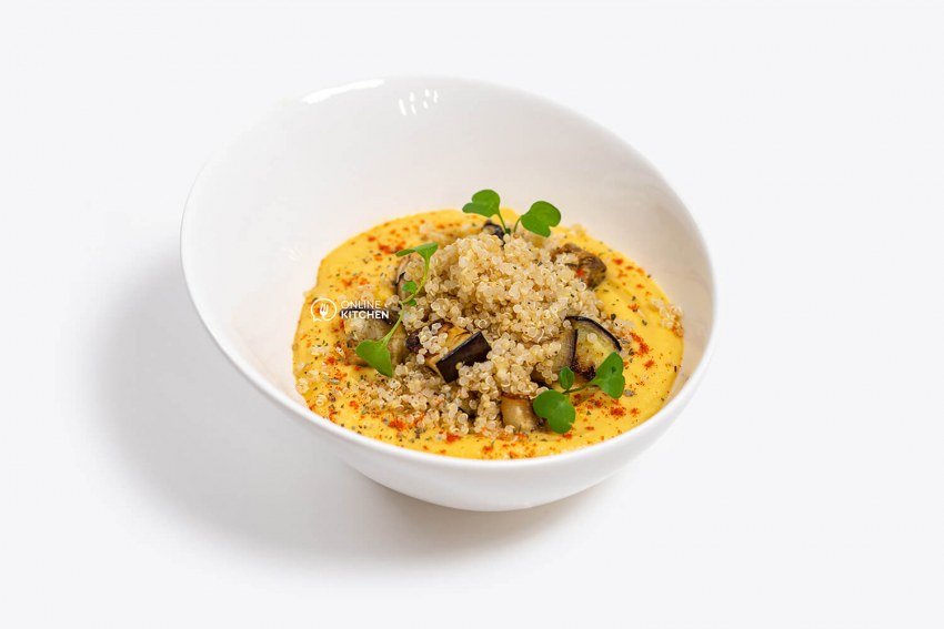 Киноа с черри и рукколой а белом фоне