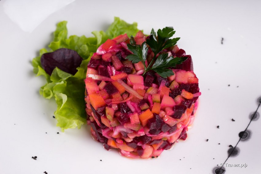 Винегрет мясной подача