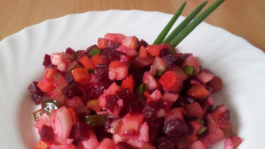Салат с копченой курицей и клюквой