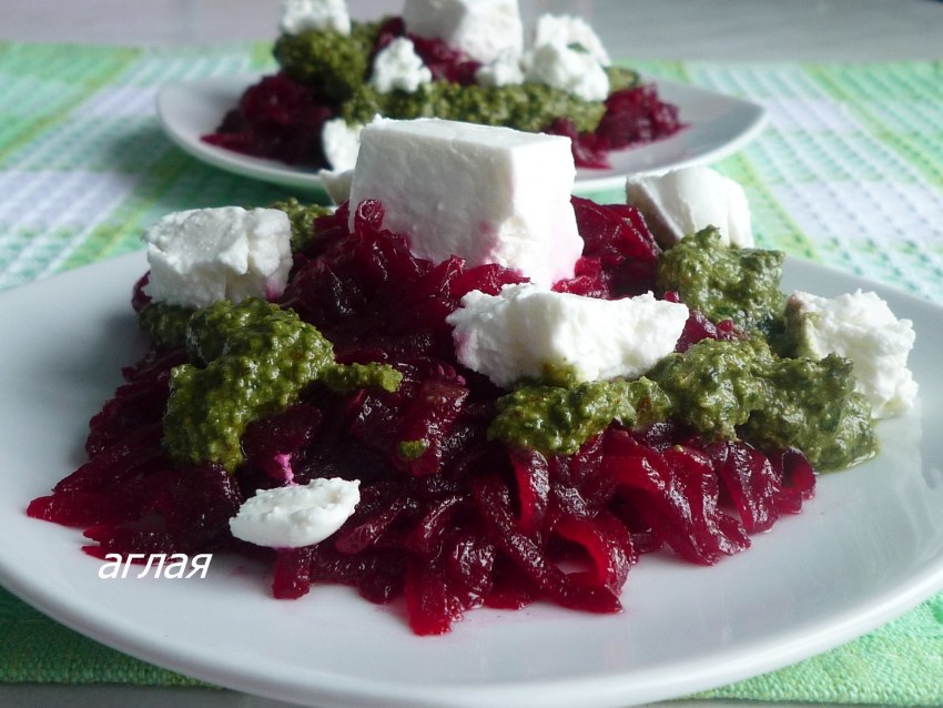Салат со свёклой и сыром Фета и рукколой