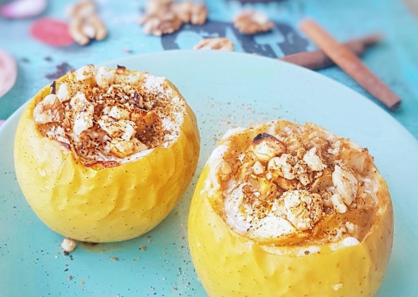Запеченное яблоко с творогом и клюквой