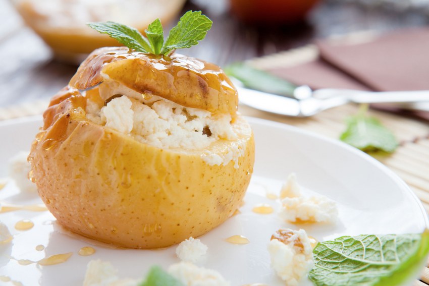 Яблоки фаршированные рисом и орехами