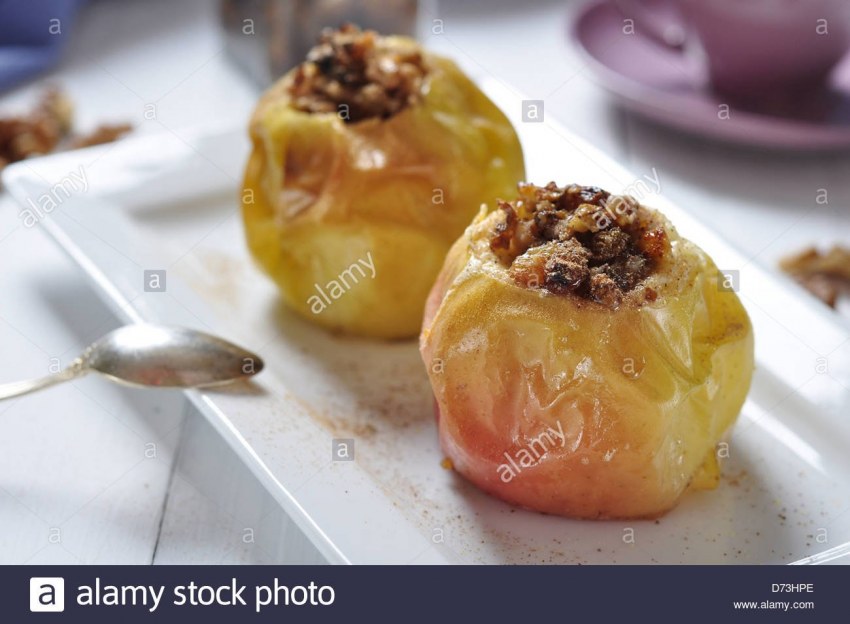Яблоки фаршированные изюмом
