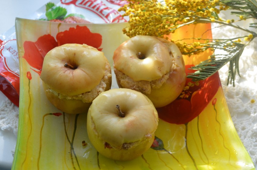 Запечённые яблоки с хрустящей начинкой