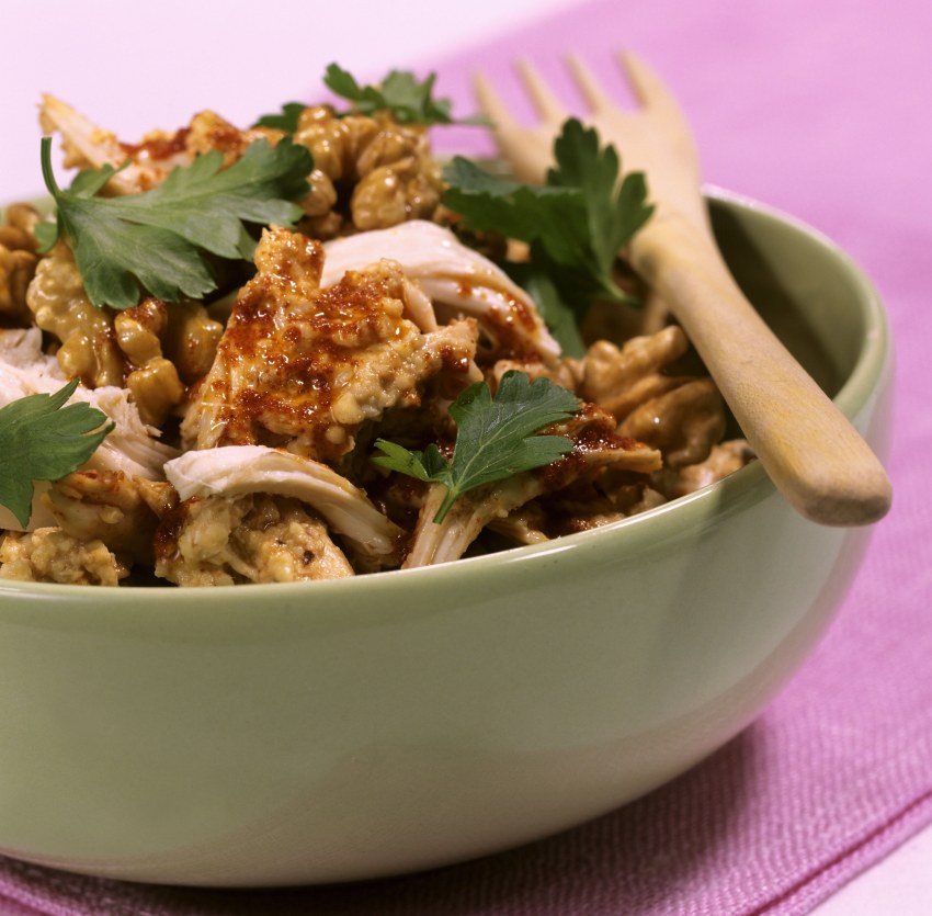 Курица, тушеная с финиками и овощами
