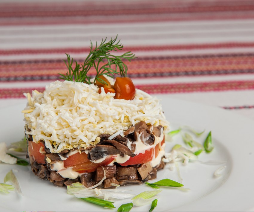 Салат с говядиной и грибами