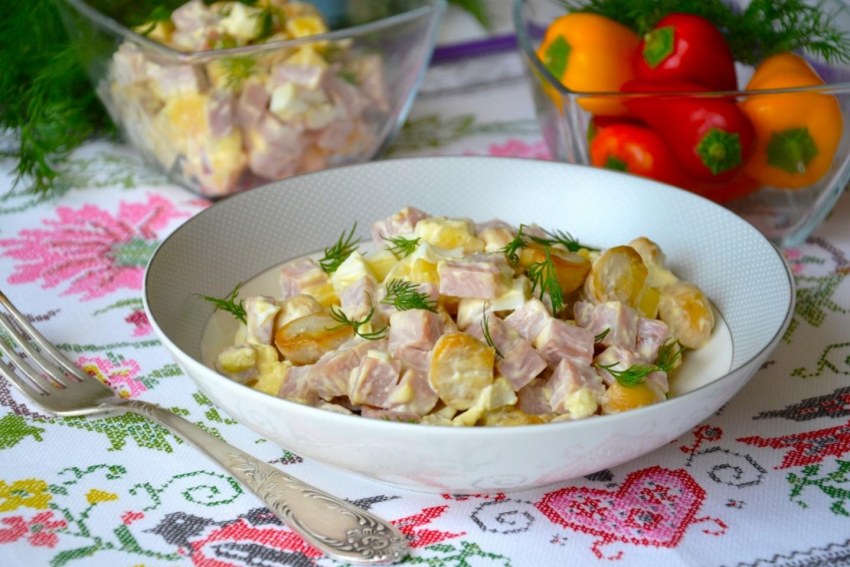 Салат с корнишонами