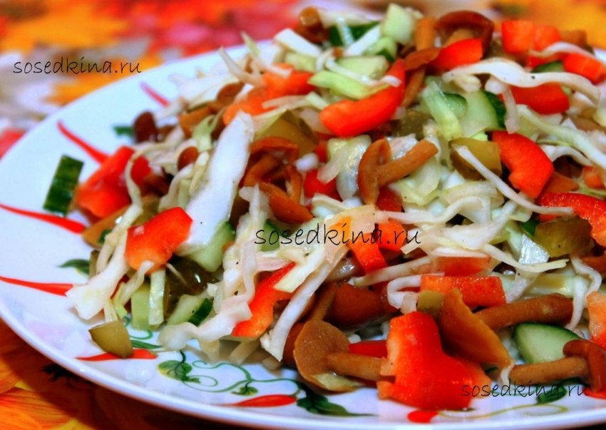 Салат с куриной печенью и солеными огурцами