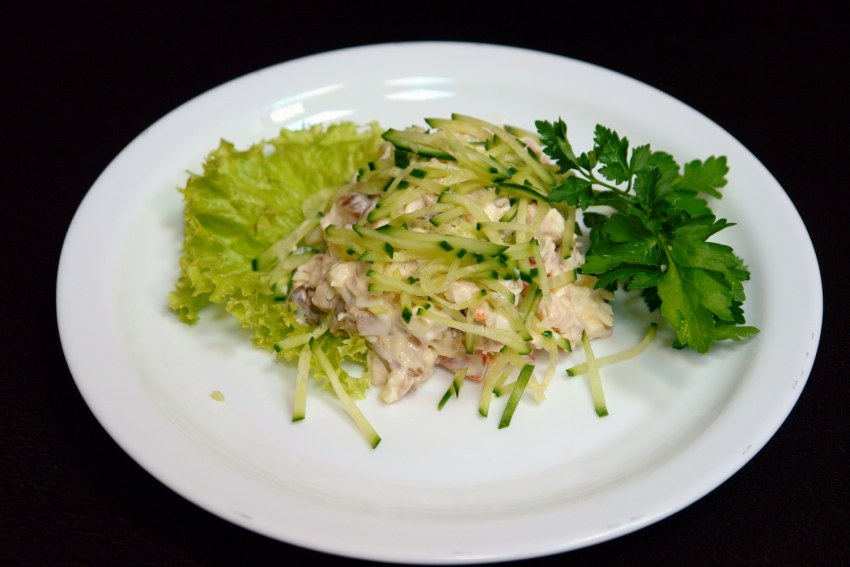 Салат с фасолью и сухариками и ветчиной и помидорами