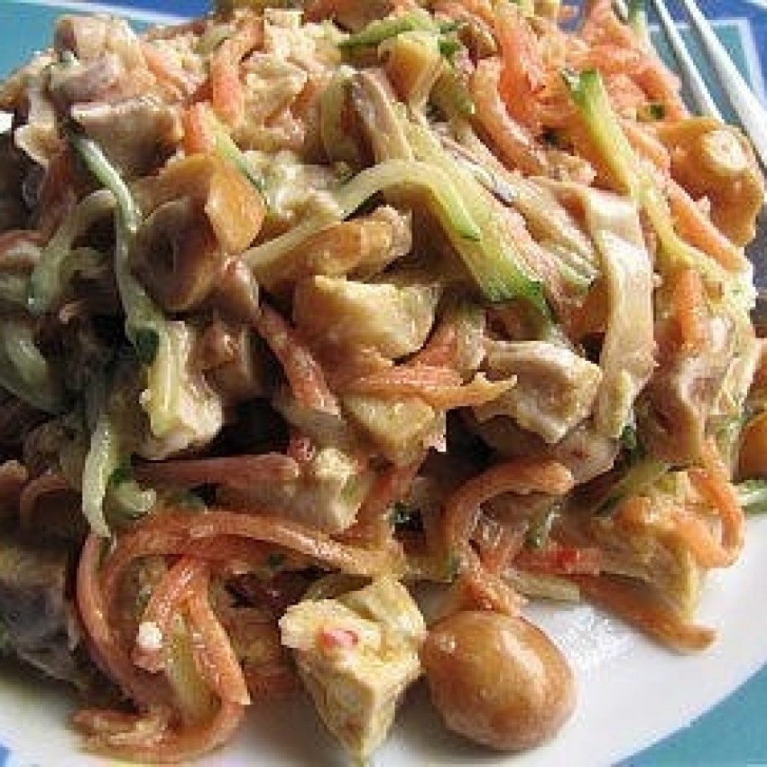 Вкусный салат со свининой солеными огурцами и опятами