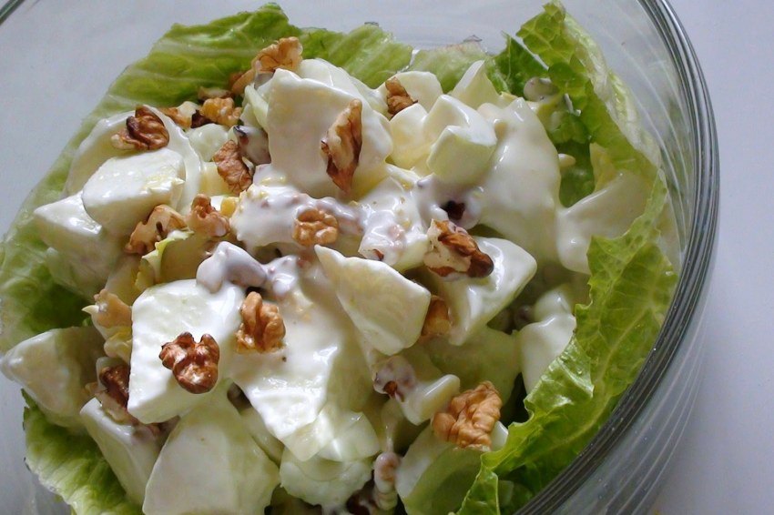 Салат с говядиной и килькой
