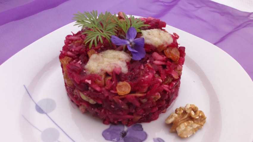 Салат из свёклы с чесноком и грецким орехом