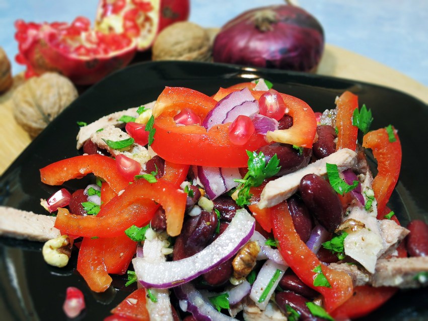 Салат с сырокопченой куриной грудкой