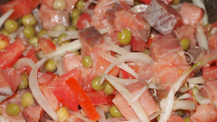 Салат с горбушей копченой и помидорами