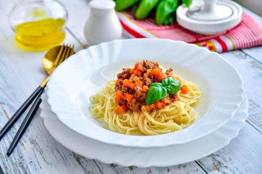 Макароны с фаршем и томатной пастой