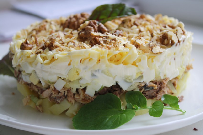 Салат с ананасом и грецким орехом